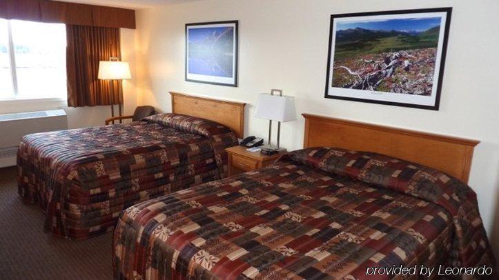 Woodlands Inn & Suites Форт-Нельсон Экстерьер фото