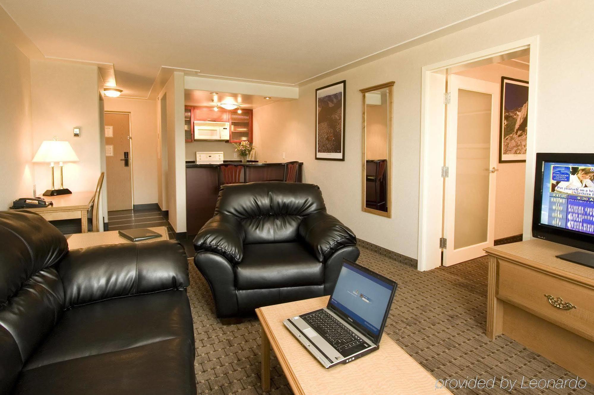 Woodlands Inn & Suites Форт-Нельсон Номер фото