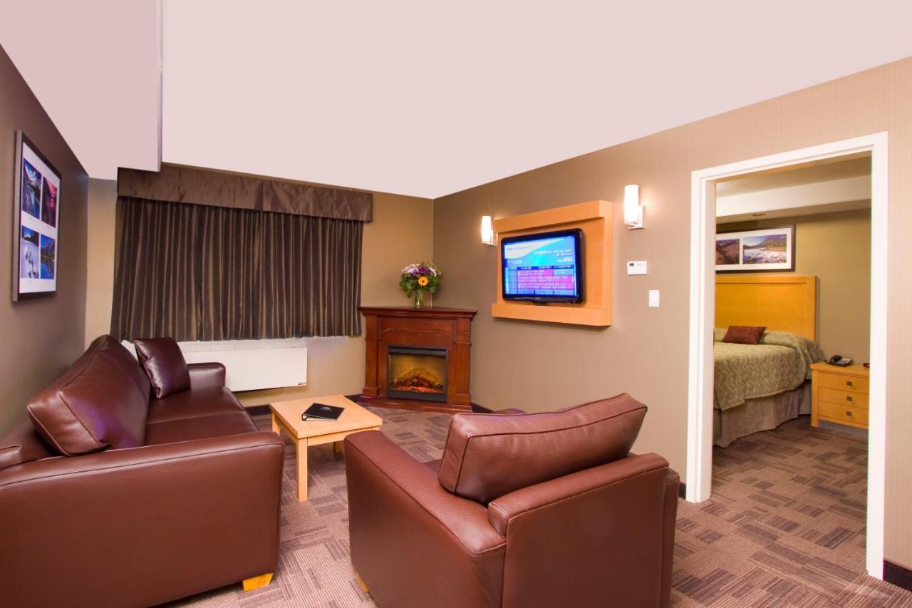 Woodlands Inn & Suites Форт-Нельсон Экстерьер фото